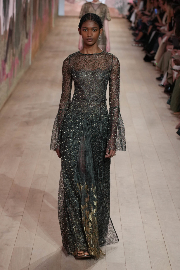 مجموعة كريستيان ديور الراقية لخريف وشتاء 2023-2024 .. تحيي أناقة اللون الأبيض وموضة الكروشيه