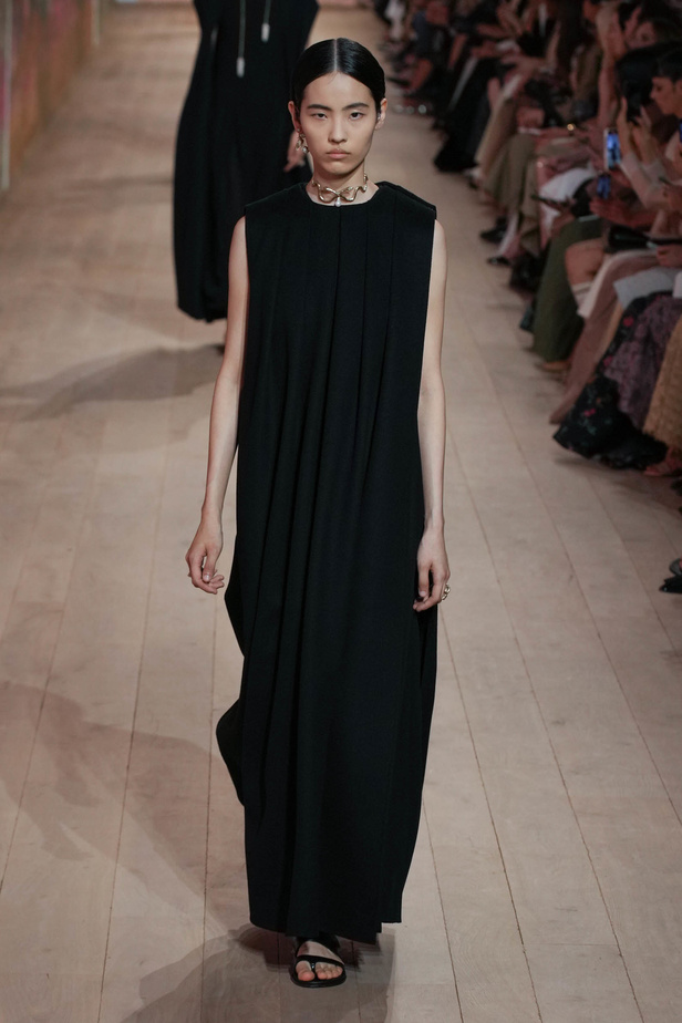 مجموعة كريستيان ديور الراقية لخريف وشتاء 2023-2024 .. تحيي أناقة اللون الأبيض وموضة الكروشيه