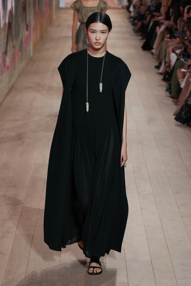 مجموعة كريستيان ديور الراقية لخريف وشتاء 2023-2024 .. تحيي أناقة اللون الأبيض وموضة الكروشيه