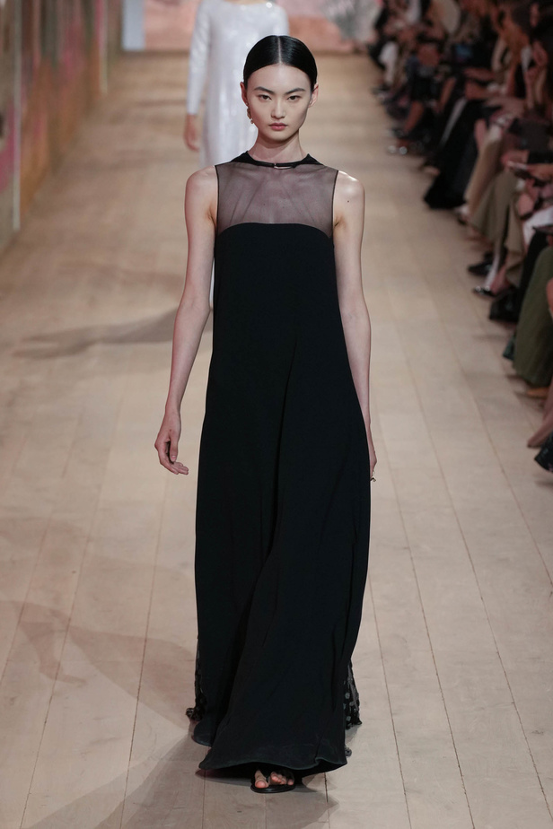 مجموعة كريستيان ديور الراقية لخريف وشتاء 2023-2024 .. تحيي أناقة اللون الأبيض وموضة الكروشيه