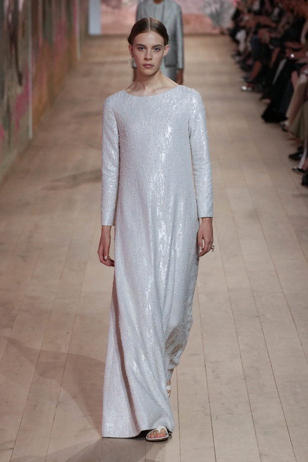 مجموعة كريستيان ديور الراقية لخريف وشتاء 2023-2024 .. تحيي أناقة اللون الأبيض وموضة الكروشيه