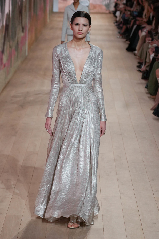 مجموعة كريستيان ديور الراقية لخريف وشتاء 2023-2024 .. تحيي أناقة اللون الأبيض وموضة الكروشيه