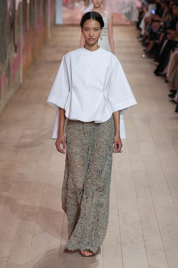 مجموعة كريستيان ديور الراقية لخريف وشتاء 2023-2024 .. تحيي أناقة اللون الأبيض وموضة الكروشيه