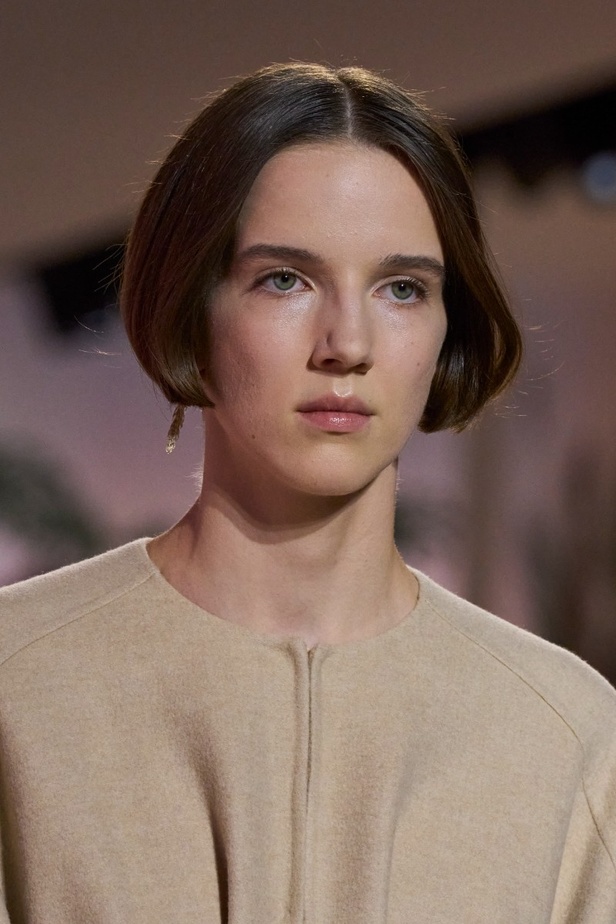 إطلالات جمالية من مجموعة كريستيان ديور الراقية لخريف وشتاء 2023-2024