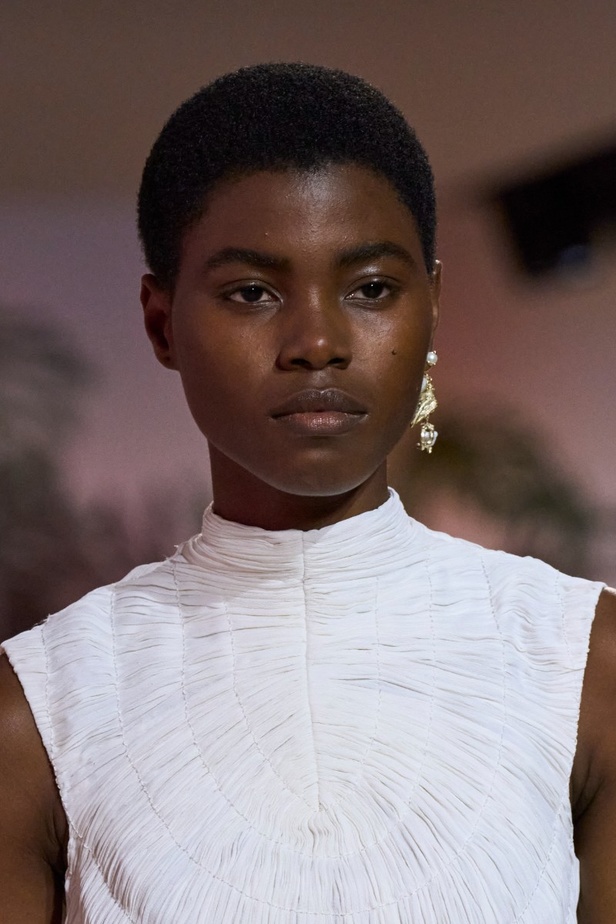 إطلالات جمالية من مجموعة كريستيان ديور الراقية لخريف وشتاء 2023-2024