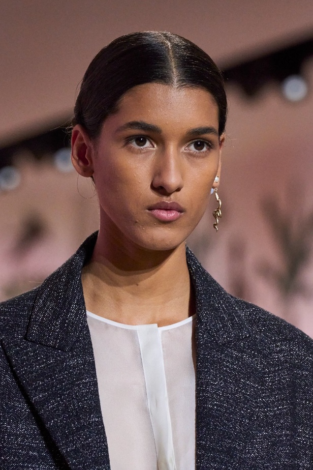 إطلالات جمالية من مجموعة كريستيان ديور الراقية لخريف وشتاء 2023-2024