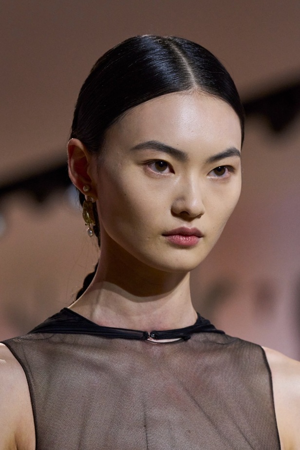 إطلالات جمالية من مجموعة كريستيان ديور الراقية لخريف وشتاء 2023-2024