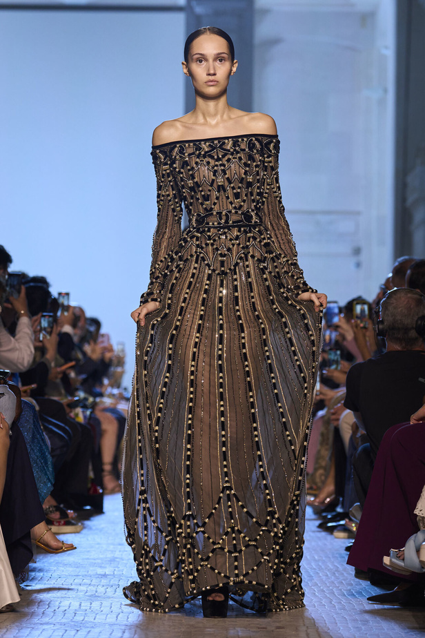 أزياء فاخرة وألوان متألقة في مجموعة ايلي صعب للهوت كوتور 2023-2024..إليك تفاصيلها