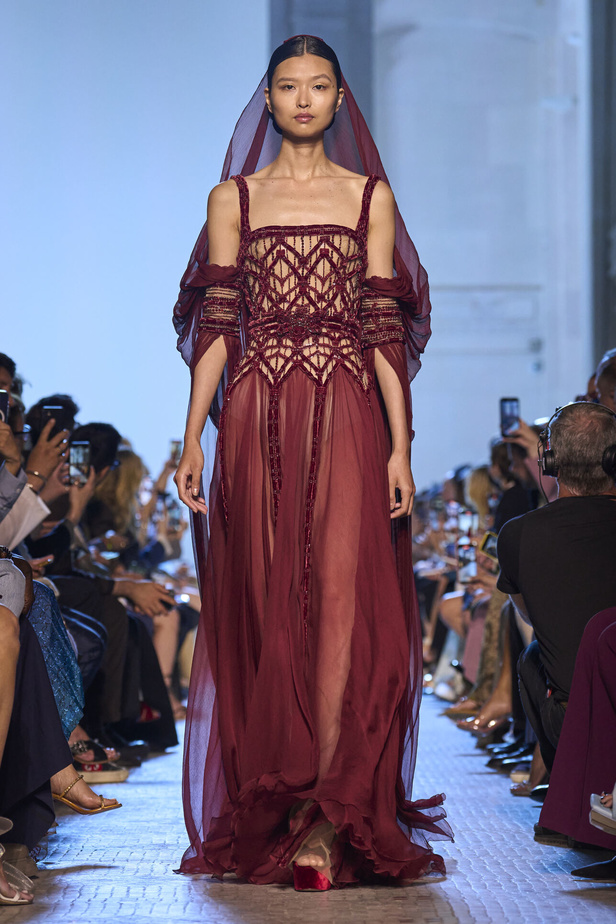 أزياء فاخرة وألوان متألقة في مجموعة ايلي صعب للهوت كوتور 2023-2024..إليك تفاصيلها