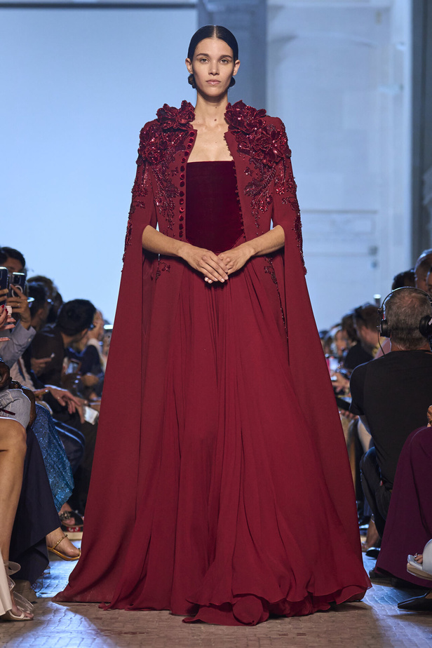 أزياء فاخرة وألوان متألقة في مجموعة ايلي صعب للهوت كوتور 2023-2024..إليك تفاصيلها