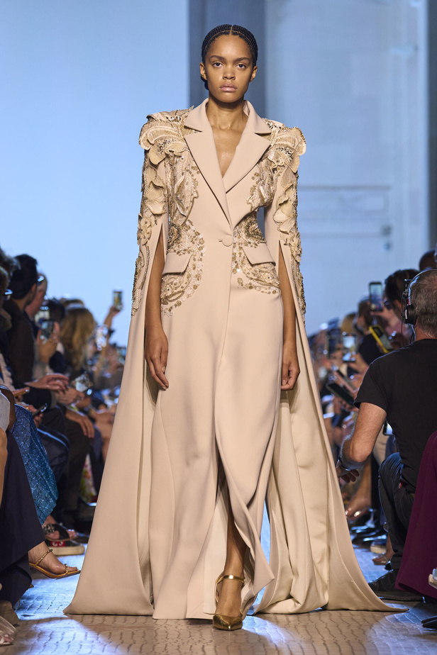 أزياء فاخرة وألوان متألقة في مجموعة ايلي صعب للهوت كوتور 2023-2024..إليك تفاصيلها