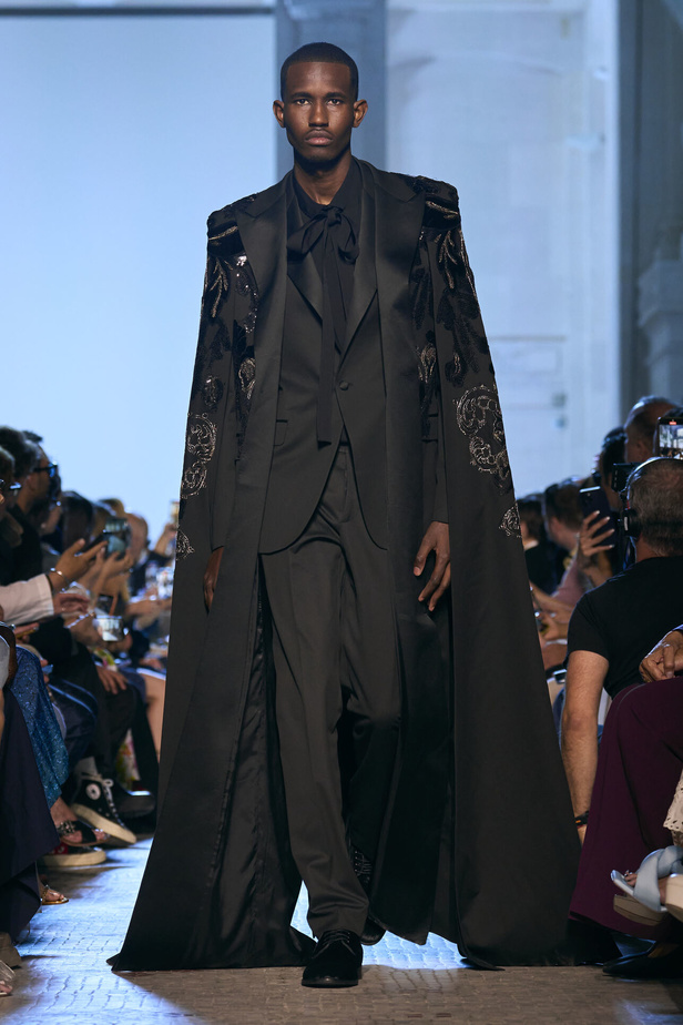 أزياء فاخرة وألوان متألقة في مجموعة ايلي صعب للهوت كوتور 2023-2024..إليك تفاصيلها