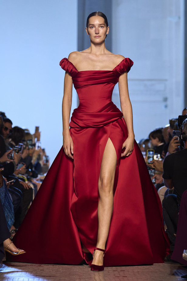 أزياء فاخرة وألوان متألقة في مجموعة ايلي صعب للهوت كوتور 2023-2024..إليك تفاصيلها