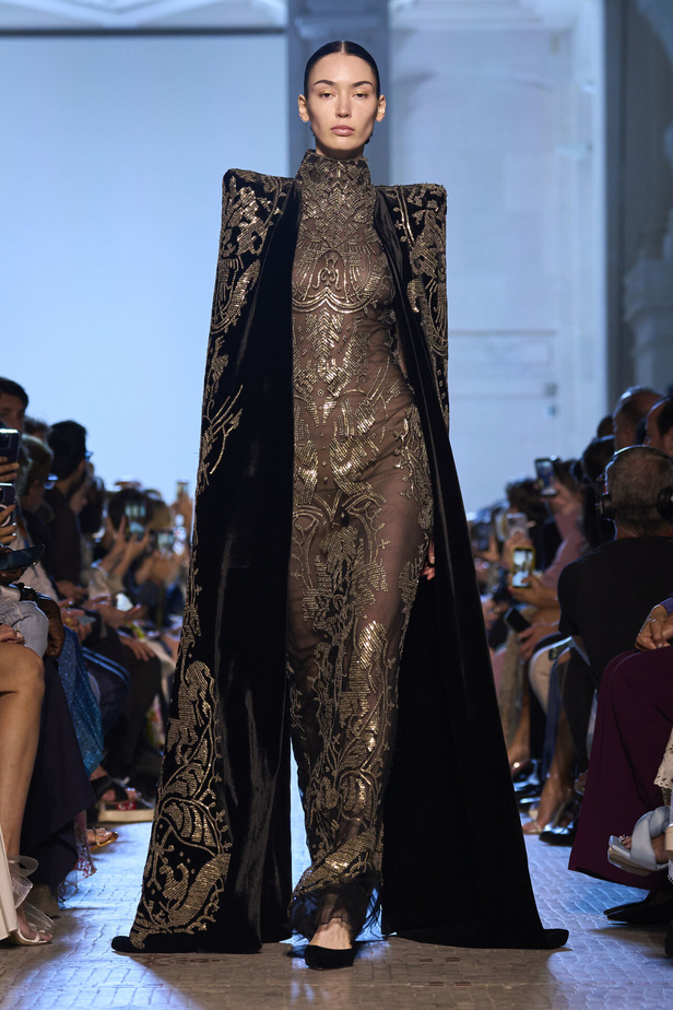 أزياء فاخرة وألوان متألقة في مجموعة ايلي صعب للهوت كوتور 2023-2024..إليك تفاصيلها