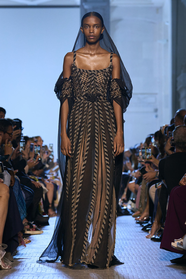 أزياء فاخرة وألوان متألقة في مجموعة ايلي صعب للهوت كوتور 2023-2024..إليك تفاصيلها