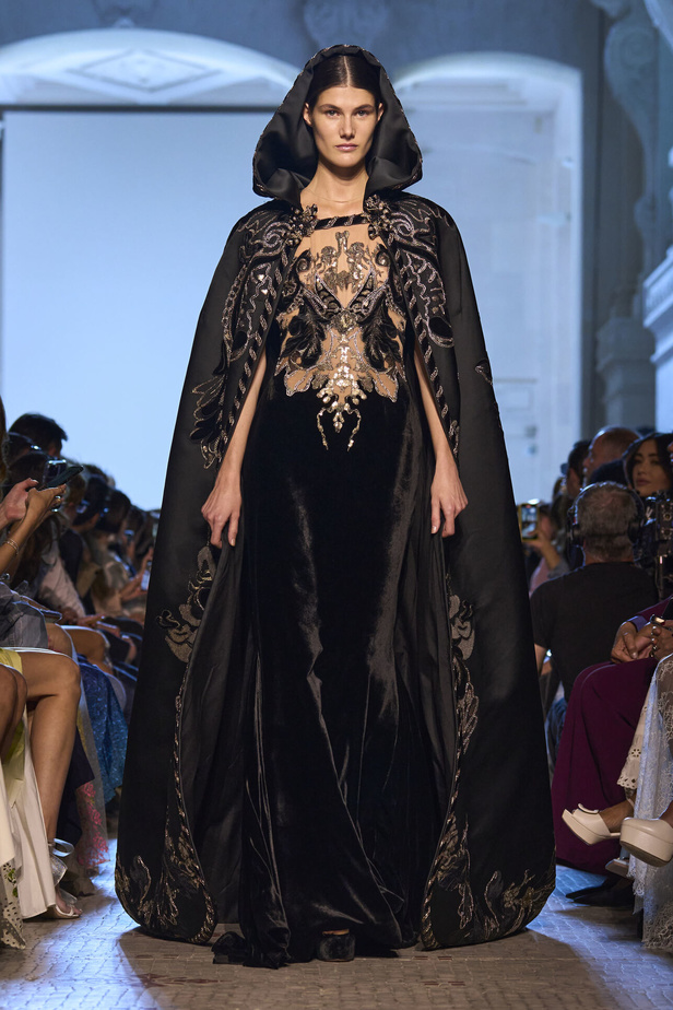 أزياء فاخرة وألوان متألقة في مجموعة ايلي صعب للهوت كوتور 2023-2024..إليك تفاصيلها