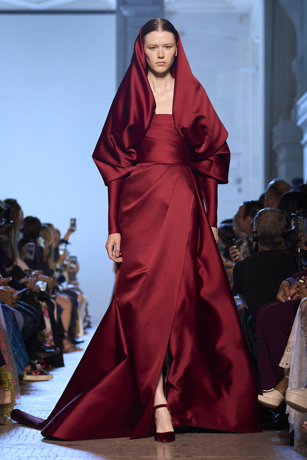 أزياء فاخرة وألوان متألقة في مجموعة ايلي صعب للهوت كوتور 2023-2024..إليك تفاصيلها