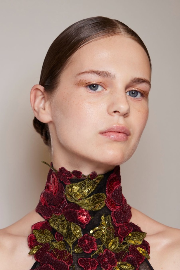 أزياء فاخرة وألوان متألقة في مجموعة ايلي صعب للهوت كوتور 2023-2024..إليك تفاصيلها