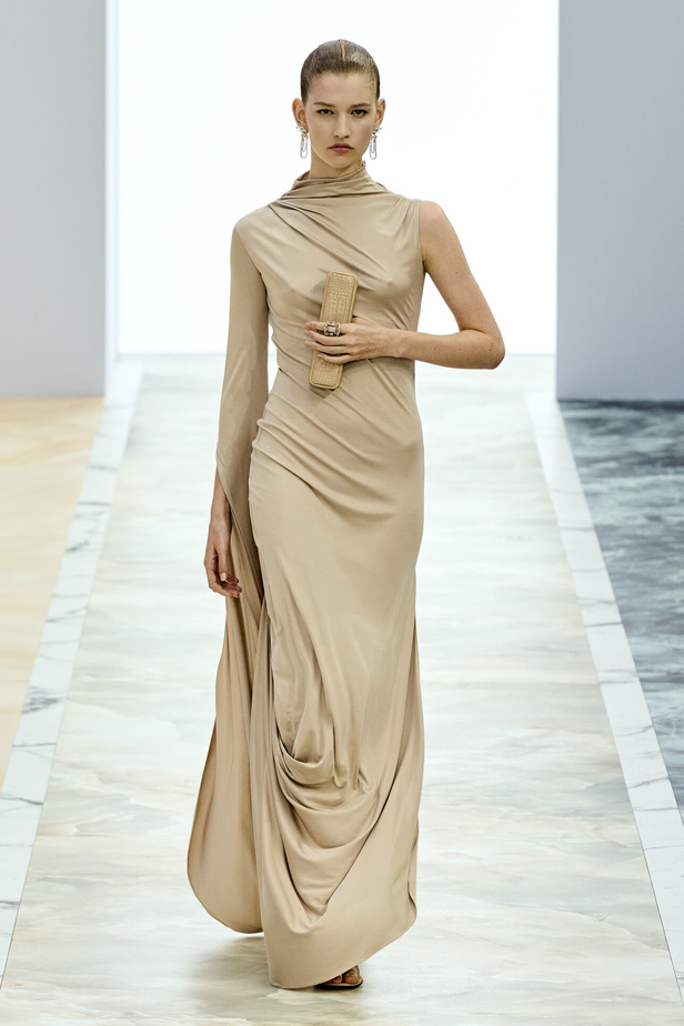 مجموعة Fendi للهوت كوتور خريف وشتاء 2023-2024.. أناقة راقية وفساتين فخمة