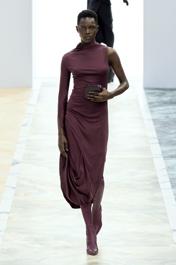 مجموعة Fendi للهوت كوتور خريف وشتاء 2023-2024.. أناقة راقية وفساتين فخمة