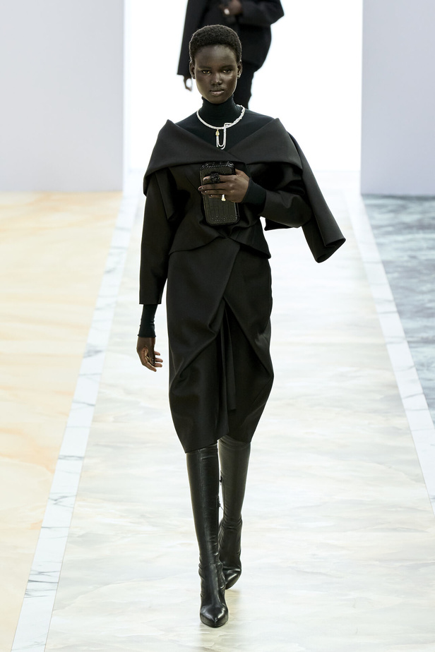 مجموعة Fendi للهوت كوتور خريف وشتاء 2023-2024.. أناقة راقية وفساتين فخمة