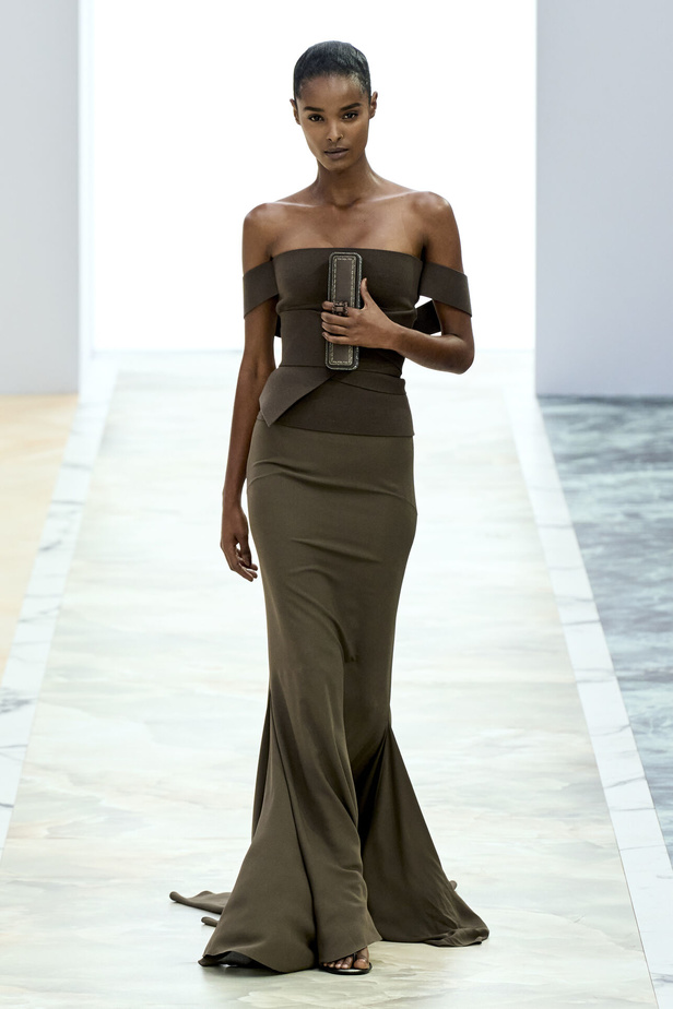 مجموعة Fendi للهوت كوتور خريف وشتاء 2023-2024.. أناقة راقية وفساتين فخمة