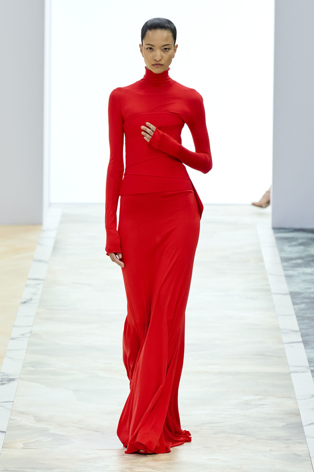 مجموعة Fendi للهوت كوتور خريف وشتاء 2023-2024.. أناقة راقية وفساتين فخمة