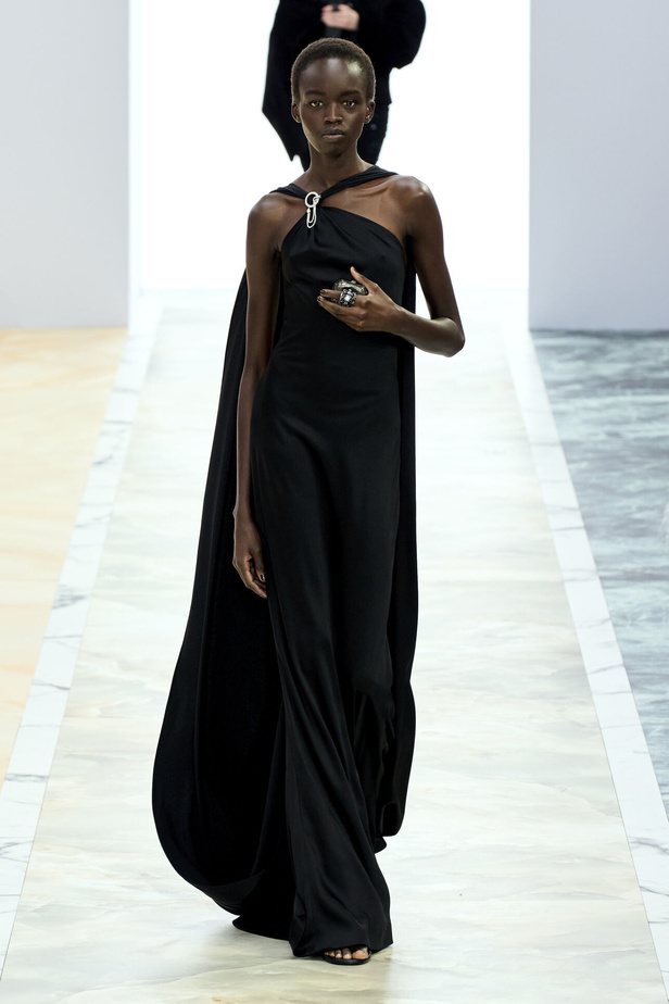 مجموعة Fendi للهوت كوتور خريف وشتاء 2023-2024.. أناقة راقية وفساتين فخمة