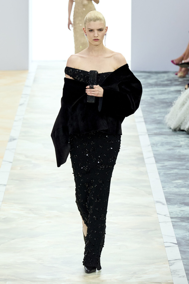 مجموعة Fendi للهوت كوتور خريف وشتاء 2023-2024.. أناقة راقية وفساتين فخمة