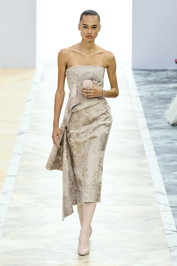 مجموعة Fendi للهوت كوتور خريف وشتاء 2023-2024.. أناقة راقية وفساتين فخمة