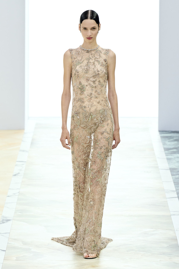 مجموعة Fendi للهوت كوتور خريف وشتاء 2023-2024.. أناقة راقية وفساتين فخمة