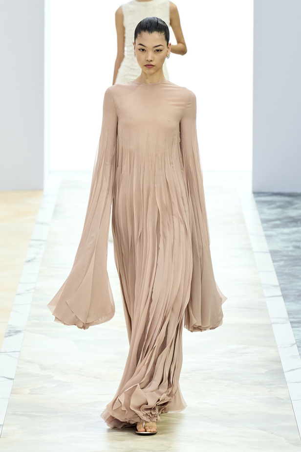 مجموعة Fendi للهوت كوتور خريف وشتاء 2023-2024.. أناقة راقية وفساتين فخمة