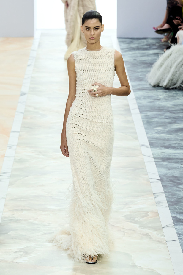 مجموعة Fendi للهوت كوتور خريف وشتاء 2023-2024.. أناقة راقية وفساتين فخمة