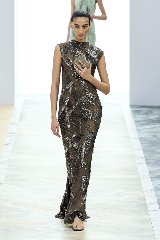 مجموعة Fendi للهوت كوتور خريف وشتاء 2023-2024.. أناقة راقية وفساتين فخمة