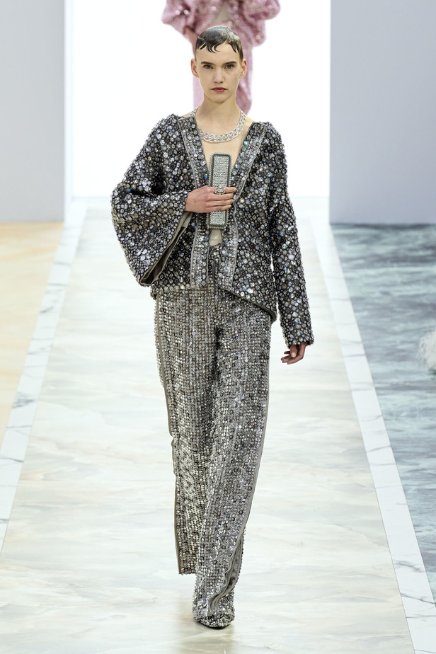 مجموعة Fendi للهوت كوتور خريف وشتاء 2023-2024.. أناقة راقية وفساتين فخمة
