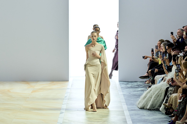 مجموعة Fendi للهوت كوتور خريف وشتاء 2023-2024.. أناقة راقية وفساتين فخمة