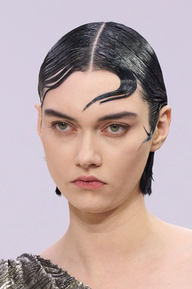 مجموعة Fendi للهوت كوتور خريف وشتاء 2023-2024.. أناقة راقية وفساتين فخمة