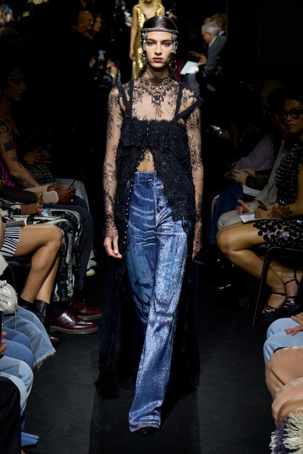 جوليان دوسينا يبرع في استحضار تراث Jean Paul Gaultier من خلال مجموعة كوتور خريف 2024