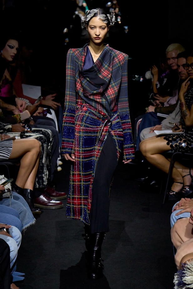 جوليان دوسينا يبرع في استحضار تراث Jean Paul Gaultier من خلال مجموعة كوتور خريف 2024