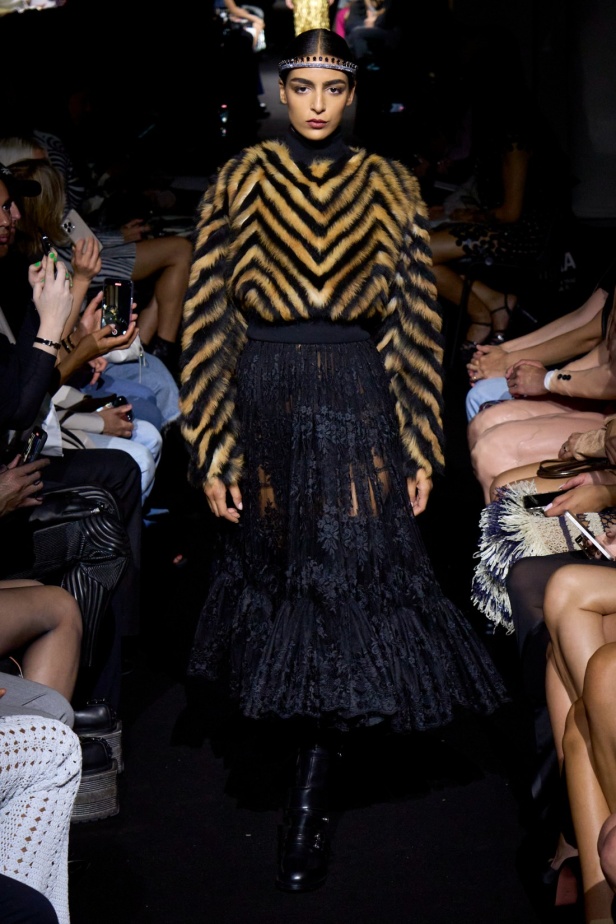 جوليان دوسينا يبرع في استحضار تراث Jean Paul Gaultier من خلال مجموعة كوتور خريف 2024