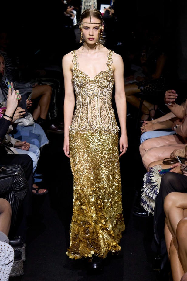 جوليان دوسينا يبرع في استحضار تراث Jean Paul Gaultier من خلال مجموعة كوتور خريف 2024