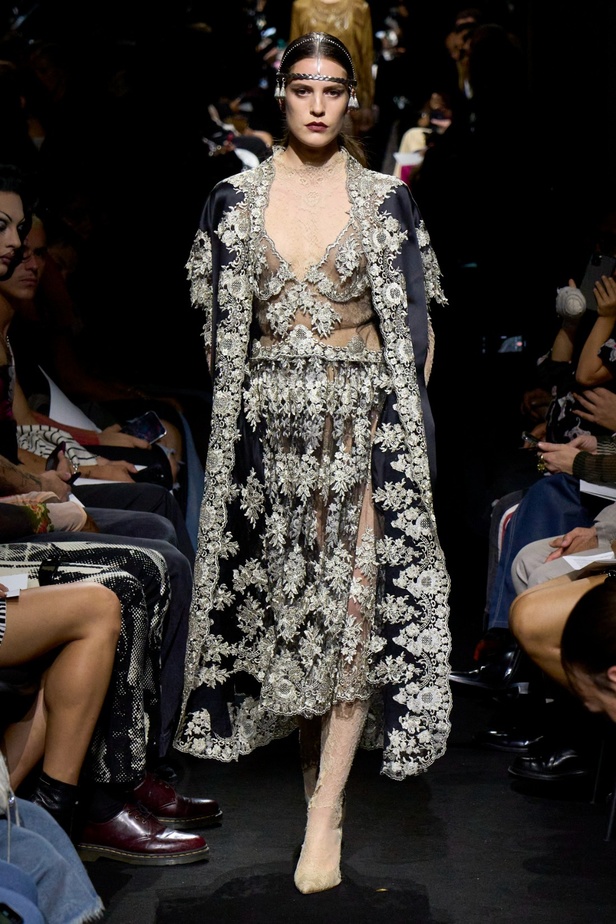 جوليان دوسينا يبرع في استحضار تراث Jean Paul Gaultier من خلال مجموعة كوتور خريف 2024