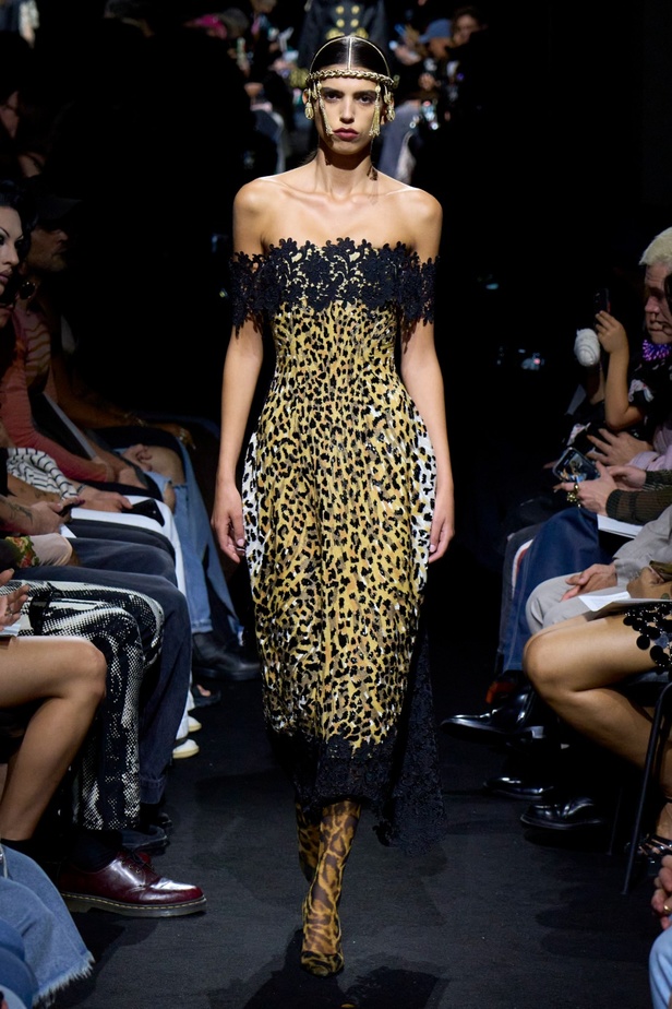 جوليان دوسينا يبرع في استحضار تراث Jean Paul Gaultier من خلال مجموعة كوتور خريف 2024