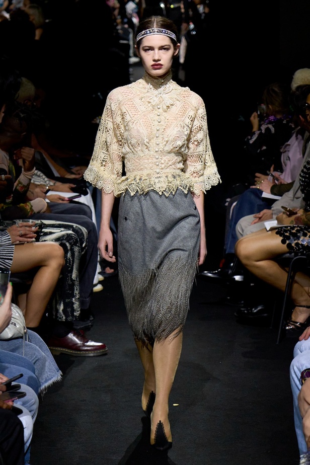 جوليان دوسينا يبرع في استحضار تراث Jean Paul Gaultier من خلال مجموعة كوتور خريف 2024