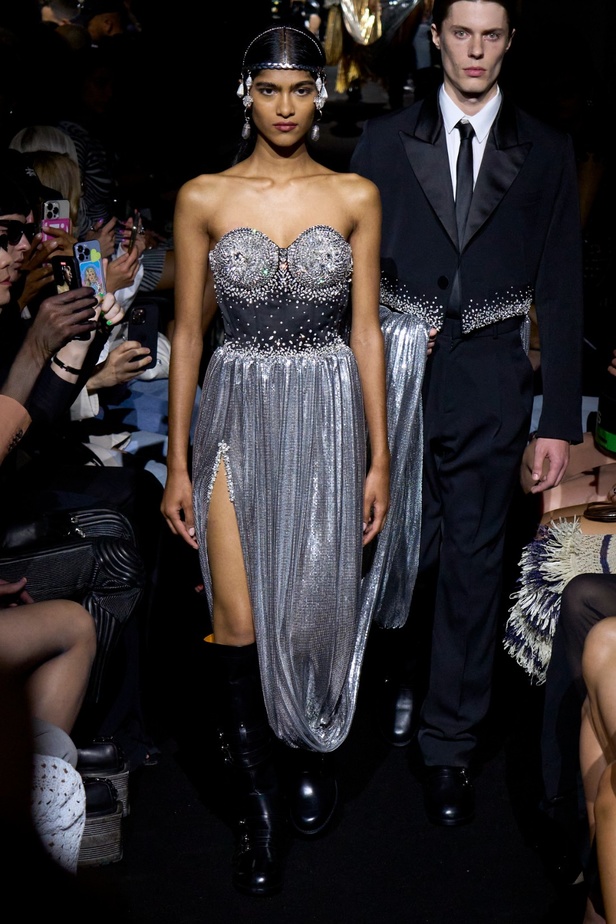 جوليان دوسينا يبرع في استحضار تراث Jean Paul Gaultier من خلال مجموعة كوتور خريف 2024