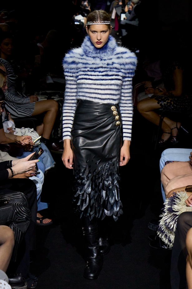 جوليان دوسينا يبرع في استحضار تراث Jean Paul Gaultier من خلال مجموعة كوتور خريف 2024