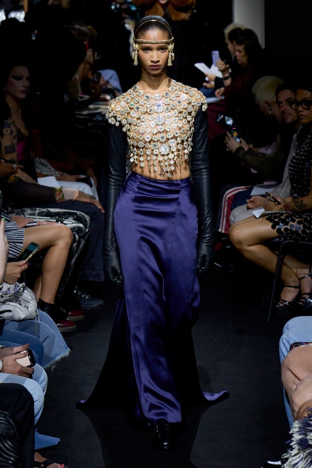 جوليان دوسينا يبرع في استحضار تراث Jean Paul Gaultier من خلال مجموعة كوتور خريف 2024