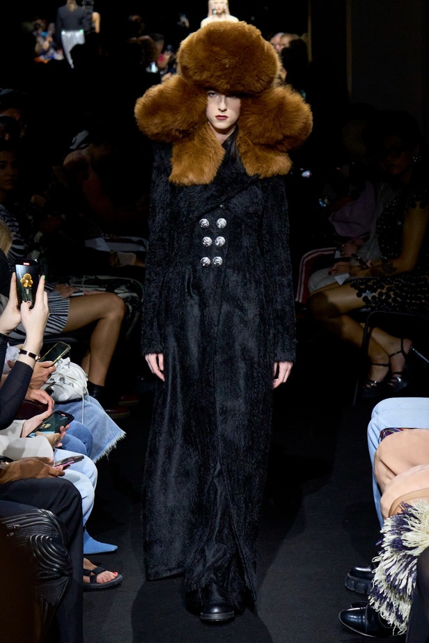 جوليان دوسينا يبرع في استحضار تراث Jean Paul Gaultier من خلال مجموعة كوتور خريف 2024