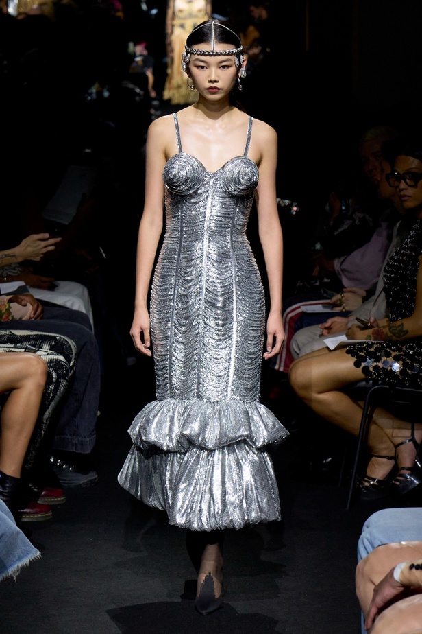 جوليان دوسينا يبرع في استحضار تراث Jean Paul Gaultier من خلال مجموعة كوتور خريف 2024