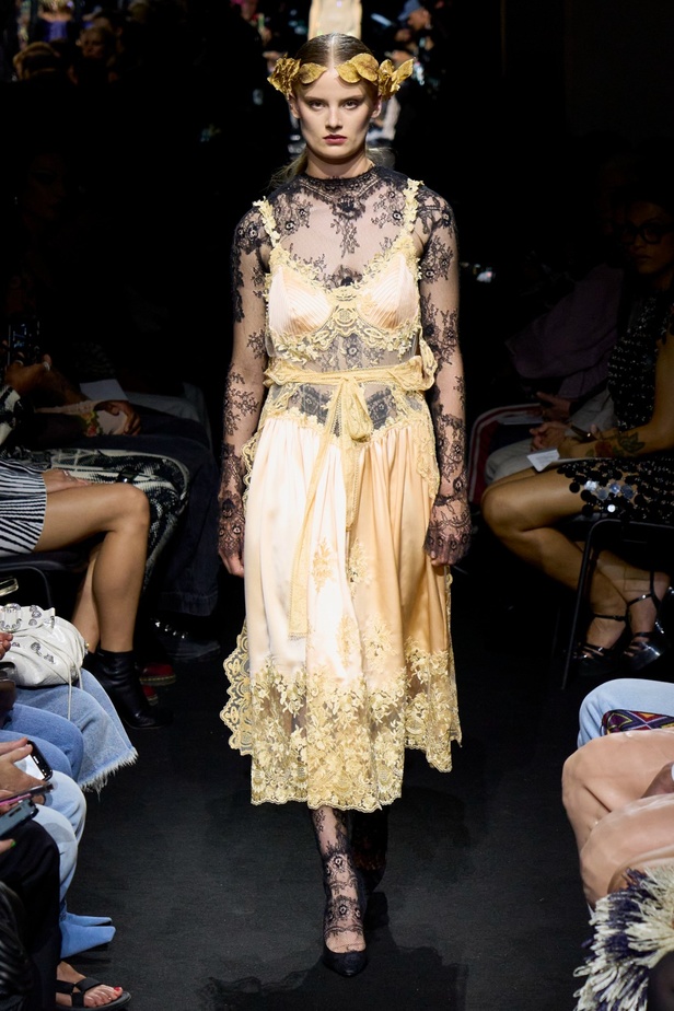 جوليان دوسينا يبرع في استحضار تراث Jean Paul Gaultier من خلال مجموعة كوتور خريف 2024